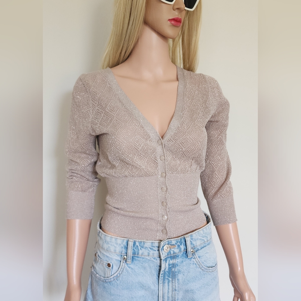BEBE PALE PINK BEIGE SHINY THREAD SILVER TOP CARDIGAN 3/4 SLEEVES V-NECK SMALL S